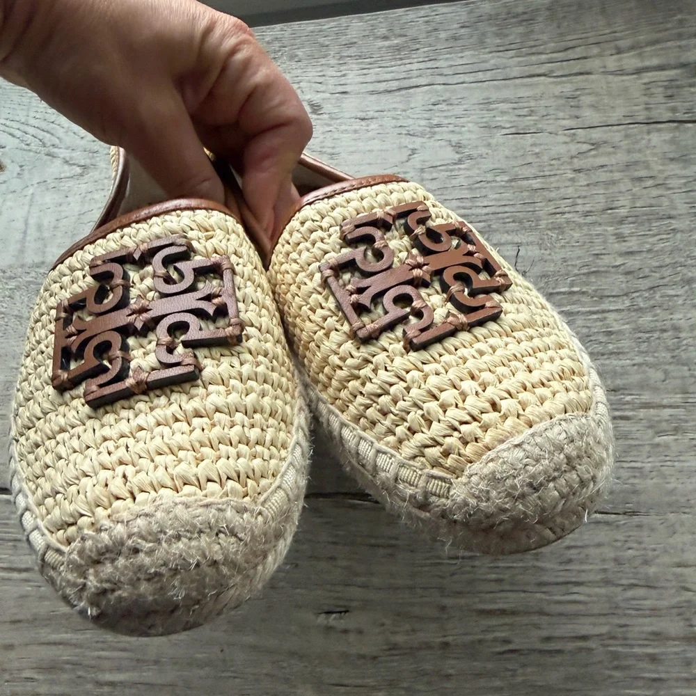 Tory Burch Natural Raffia Cut-Out Logo Espadrille Loafers in Brown Size: 5.5
